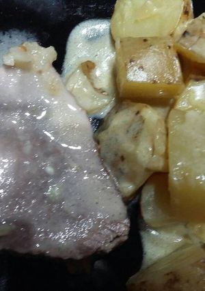 Una foto de Peceto al roquefort con papas