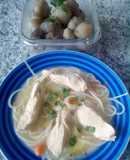 Sopa de pollo acompañado con chuño