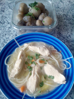 Una foto de Sopa de pollo acompañado con chuño