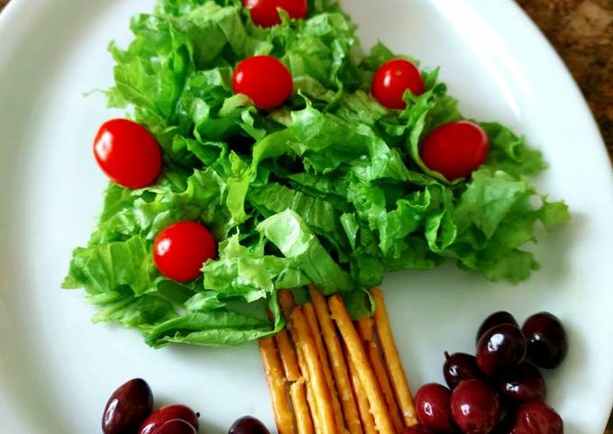 Salada de Natal Árvore de alface, tomatinhos e azeitonas Receita por  Elianefariacozinhaafetiva - Cookpad
