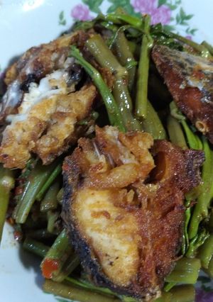รูปของ ผัดพริกแกงผักบุ้งปลานิลกรอบ