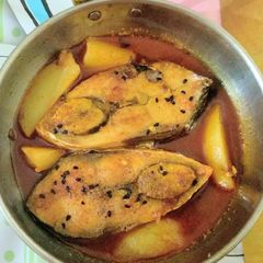 A picture of Hilsa or ilish potato Curry.
