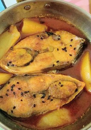 A picture of Hilsa or ilish potato Curry.