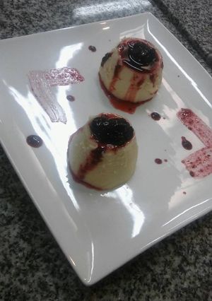 Una foto de Panacotta con frutos rojos