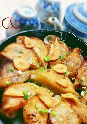 A picture of Easy Crispy Pan-Fried Dumplings Using Store-Bought Frozen Dumplings.
