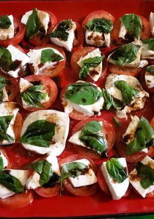 A picture of Anna's Caprese Salad.