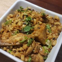 A picture of Lobia chicken.