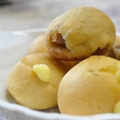 A picture of Cheese & Bacon Pão de Queijo.