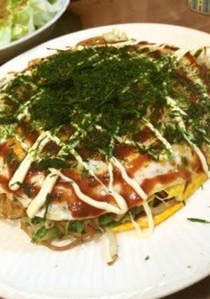 A picture of Hiroshima-style Okonomiyaki made with Two Pans.