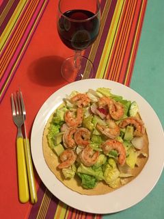 Una foto de Tortilla de maíz con ensalada de gambas