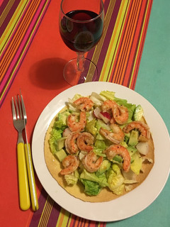 Una foto de Tortilla de maíz con ensalada de gambas