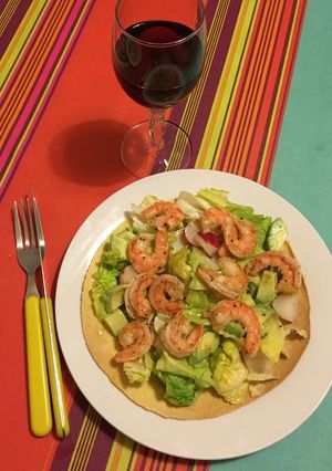 Foto principal de Tortilla de maíz con ensalada de gambas