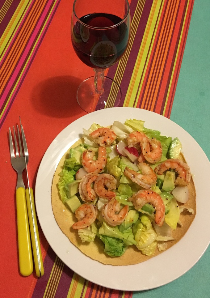 Una foto de Tortilla de maíz con ensalada de gambas