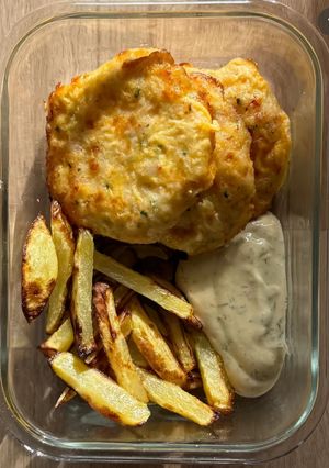 Una foto de Hamburguesa de gambas con patatas