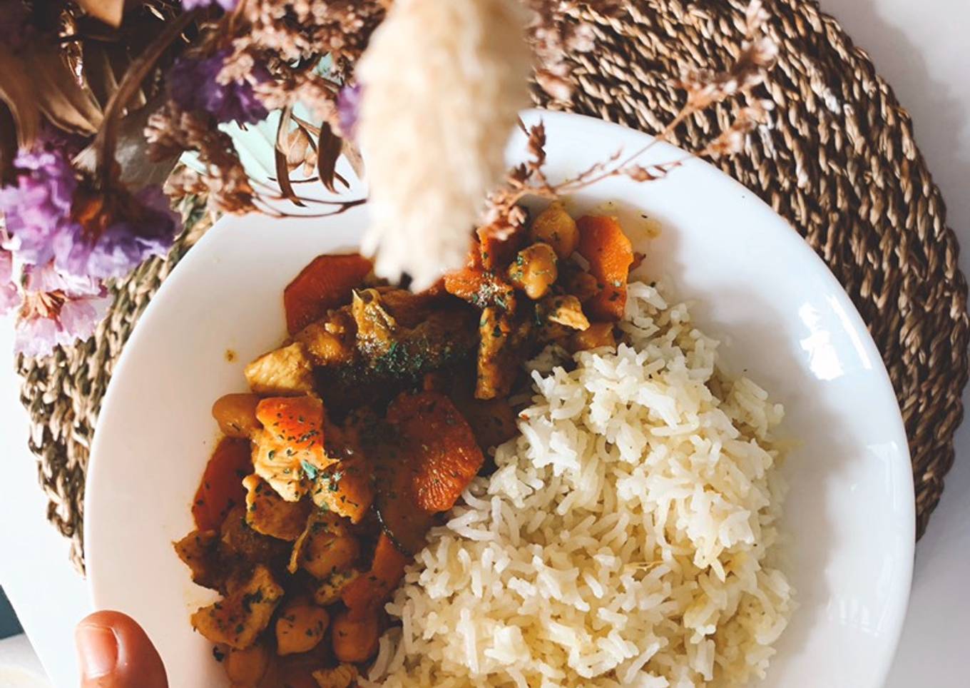 Curry con mango, garbanzos, pollo y verduritas con arroz basmati