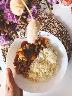 Una foto de Curry con mango, garbanzos, pollo y verduritas con arroz basmati