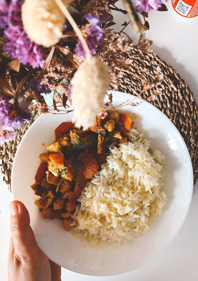Una foto de Curry con mango, garbanzos, pollo y verduritas con arroz basmati
