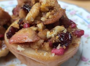 Une photo de 🍎Pomme rôtie cannelle noix cranberries