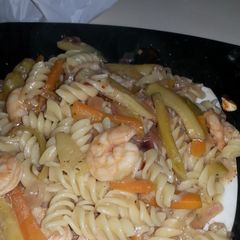 A picture of shrimps & vegetables in butter lemon sauce.