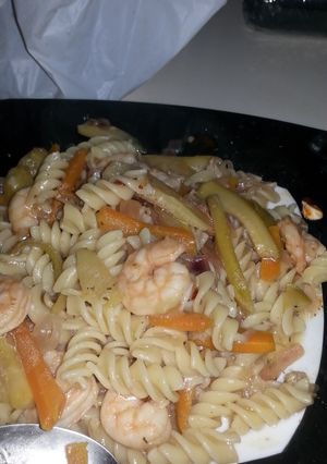 A picture of shrimps & vegetables in butter lemon sauce.