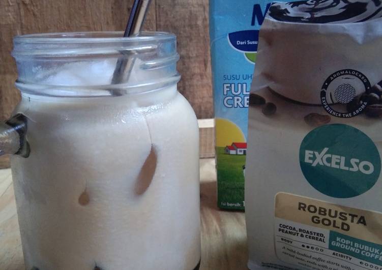 Langkah Mudah untuk Menyiapkan Es Kopi Kekinian yang Menggugah Selera