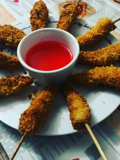 Una foto de Brocheta de langostino crujiente con salsa agridulce