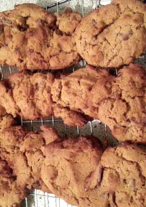 A picture of chewy rolo cookies.