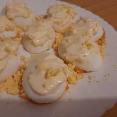 Una foto de Huevos rellenos fáciles