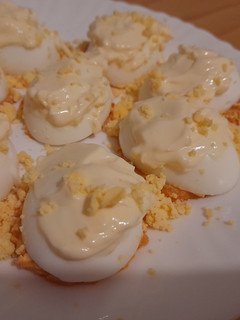 Una foto de Huevos rellenos fáciles