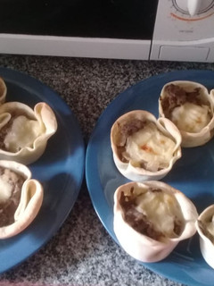 Una foto de Canastitas de carne picada, cebolla y queso