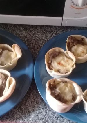 Una foto de Canastitas de carne picada, cebolla y queso