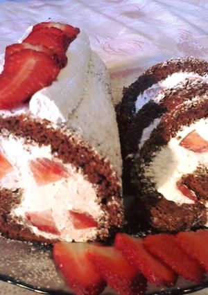 Mascarponés epres piskótatekercs recept fotója