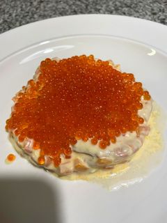 Una foto de Flan de atún compuesto con pimiento rojo y gambas