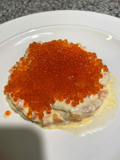 Una foto de Flan de atún compuesto con pimiento rojo y gambas