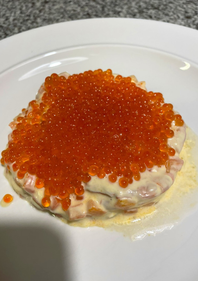 Una foto de Flan de atún compuesto con pimiento rojo y gambas