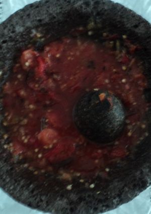 Una foto de Salsa de jitomate asado y chile piquín encurtido o en vinagre con tequila. México