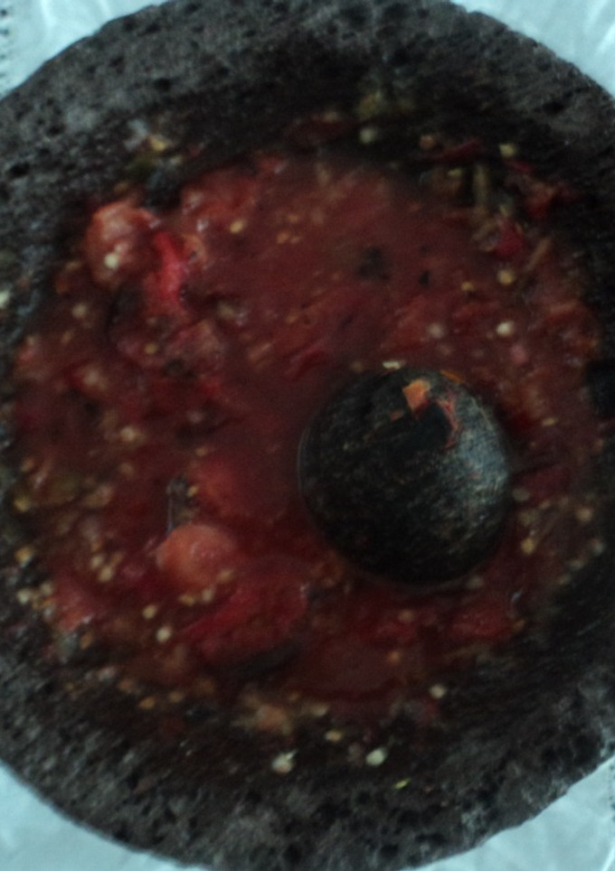 Una foto de Salsa de jitomate asado y chile piquín encurtido o en vinagre con tequila. México