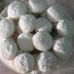 A picture of Kue putri salju keju.