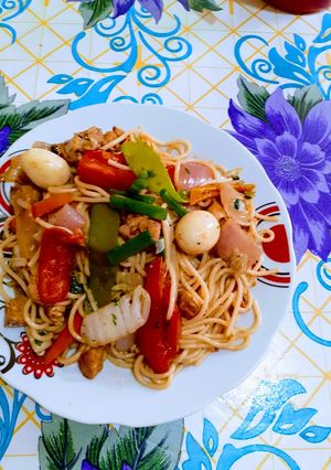 Una foto de Tallarines saltado a mi estilo