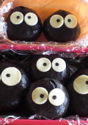 A picture of Makkuro Kurosuke (Soot Sprites) Onigiri For Your Family Charaben.