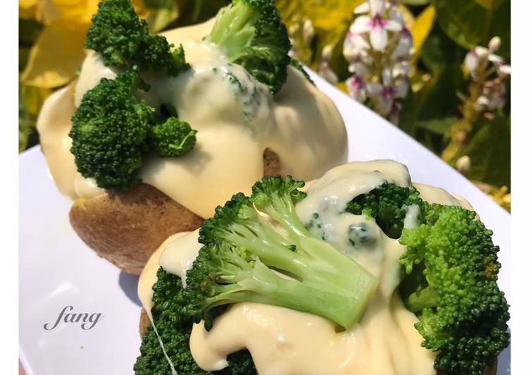 Bakes Potato with Broccoli and Creamy Cheese