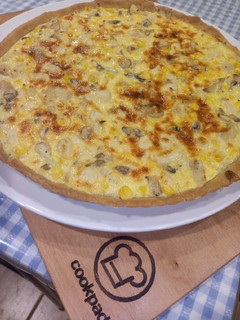 Una foto de Quiche de pollo, choclo y champiñones