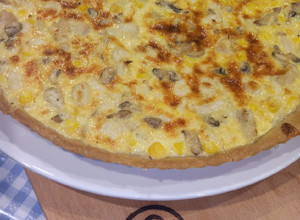 Una foto de Quiche de pollo, choclo y champiñones
