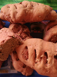 Una foto de Pan de remolacha y pipas de girasol