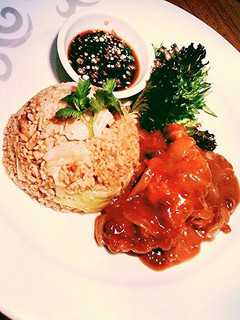 A picture of Oriental fried rice wth chicken.