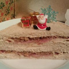 A picture of Vickys Christmas Leftovers Sandwich.