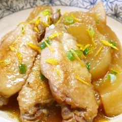 A picture of Pressure Cooked Tender Chicken Wings and Daikon.