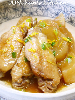 A picture of Pressure Cooked Tender Chicken Wings and Daikon.