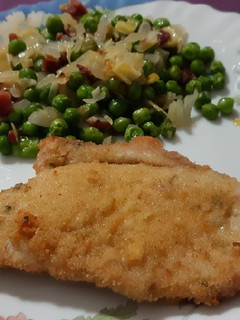 Una foto de Milanesa de cerdo en airfryer, con guisantes