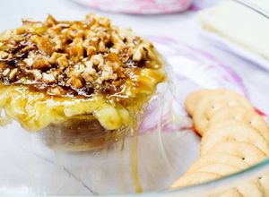 Una foto de Brie con miel de higos y nueces caramelizadas